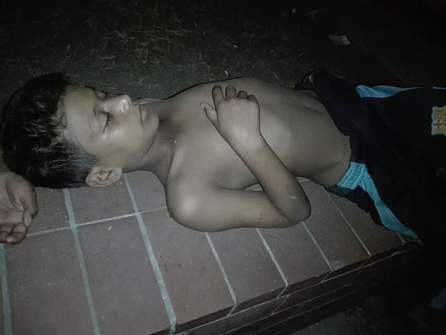 প্রথম দেখার ১৪ দিন পর সেই কৃষ্ণচূড়ার নিচে রাত আটটার দিকে ঘুমন্ত রাজু। হাতিরঝিল, ঢাকা, ৩ নভেম্বর ২০১৮। ছবি: প্রথম আলো