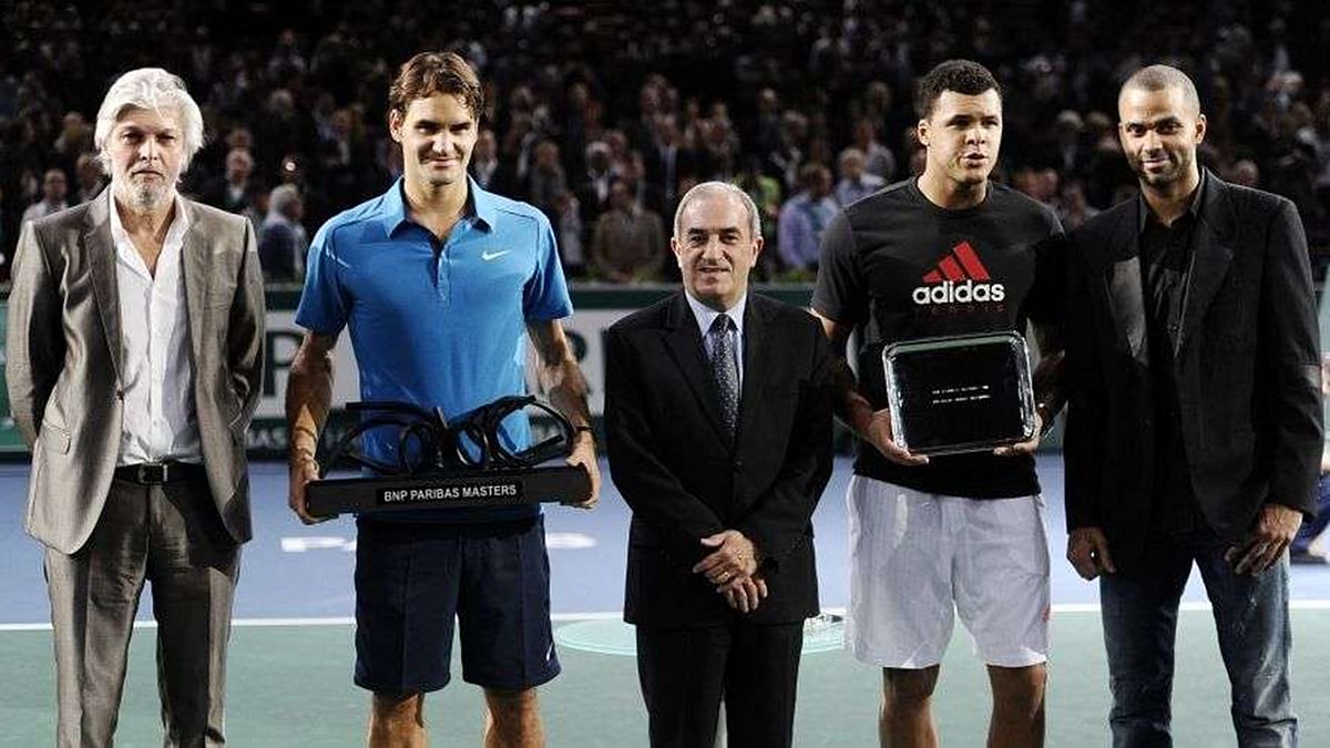 ২০১১ সালের প্যারিস মাস্টার্স শিরোপা হাতে জ্যঁ ফ্রসিয়ে কাহোয়ের সঙ্গে ফেদেরার। ফাইল ছবি