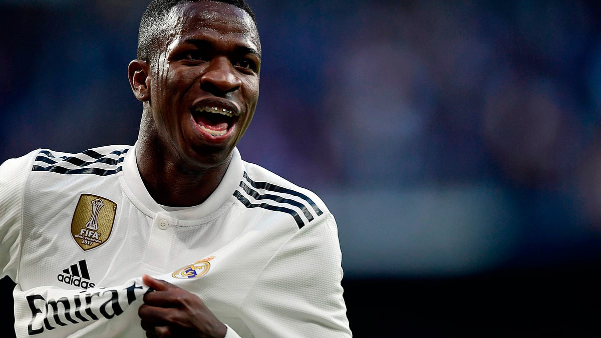 এ জার্সির বামদিকে ওই লোগোটি বসাতে অনেক অর্থ খসাতে হচ্ছে অ্যাডিডাসকে। ছবি: এএফপি