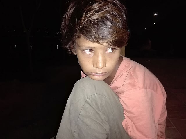 রাজুর চেহারায় অযত্ন-অবহেলার ছাপ স্পষ্ট। ঢাকা, ২০ অক্টোবর। ছবি: প্রথম আলো