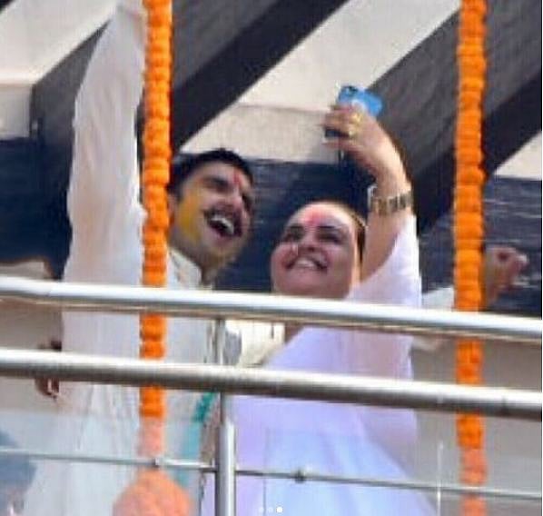 গায়েহলুদের পর বাসার ব্যালকনিতে রণবীর সিং