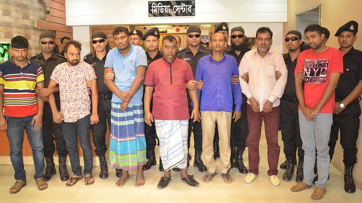র্যাবের হাতে আটক সাত সদস্যের অপরাধ চক্র। ছবি: সংগৃহীত