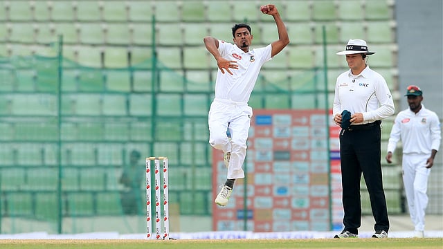 ৪ উইকেট নিয়ে জিম্বাবুয়েকে কাঁপাচ্ছেন তাইজুল। ছবি: শামসুল হক।