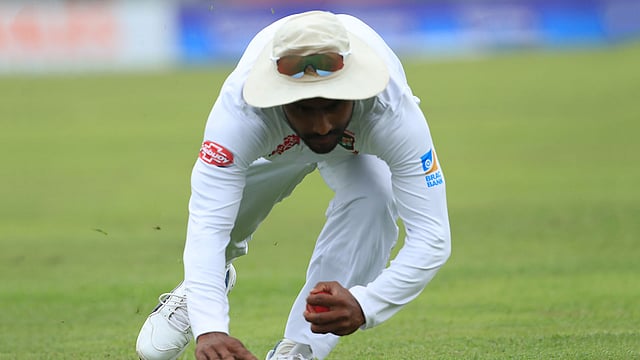 ব্রেন্ডন টেলরের ক্যাচটা দারুণ নিলেন ইমরুল কায়েস। ছবি: শামসুল হক