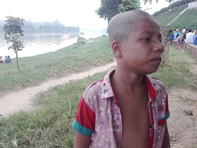 স্কুলে যায় না সোহেল, ইচ্ছেমতো ঘুরে হাতিরঝিলে। ঢাকা, ২০ অক্টোবর। ছবি: প্রথম আলো