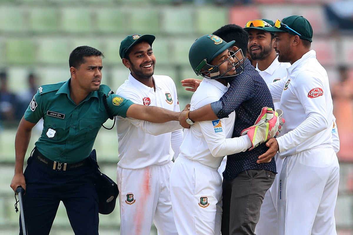 মুশফিককে জড়িয়ে ধরতে মাঠে ঢুকে পড়েছে দর্শক। ছবি: শামসুল হক