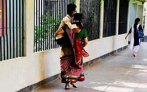 হৃদয় সরকার ছোট বেলা থেকে হাঁটতে পারে না৷ খ ইউনিটে ভর্তি পরীক্ষার দিন মায়ের কোলে চড়ে ভর্তি পরীক্ষা দিতে আসেন তিনি। ছবিটি ফেসবুক থেকে নেওয়া