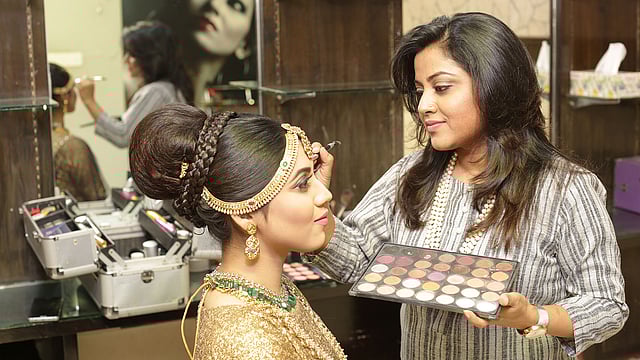 নিজেকে সুন্দর করে তোলার জন্য পারলার এখন হয়ে উঠেছে আদর্শ জায়গা। ছবি: কবির হোসেন