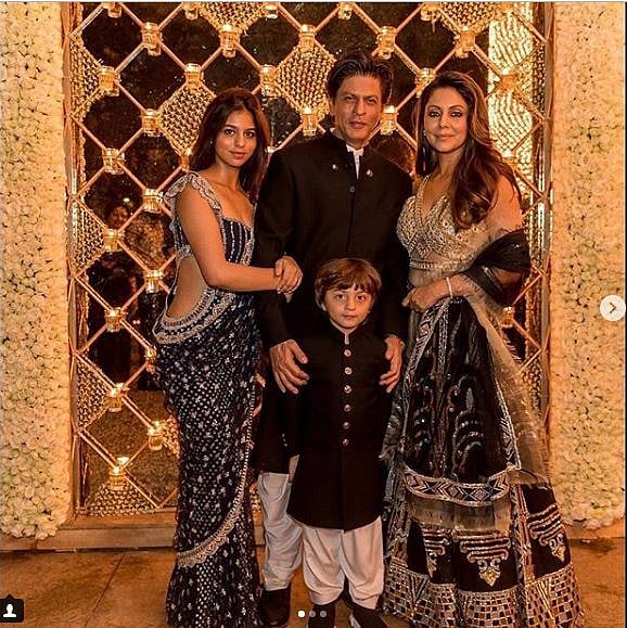 দেওয়ালি উপলক্ষে পার্টি সাজে পারিবারিক ছবিতে সুহানা, শাহরুখ খান, গৌরী খান ও আব্রাম