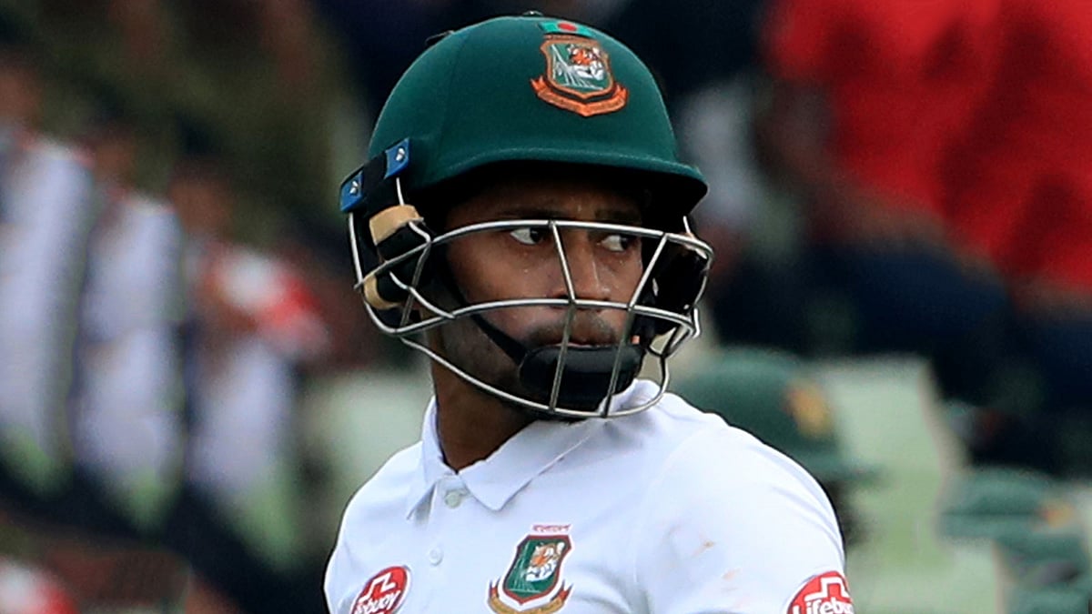 জিম্বাবুয়ের বিপক্ষে ১৭ বছর পর দেশের মাঠে হারের হতাশা নিয়ে মাঠ ছাড়ছে বাংলাদেশ। ছবি: প্রথম আলো