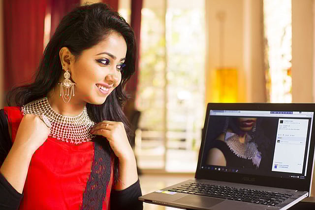 দেশের প্রায় সব শহরেই অনলাইন কেনাকাটা এখন জনপ্রিয়তা পাচ্ছে। ছবি: প্রথম আলো