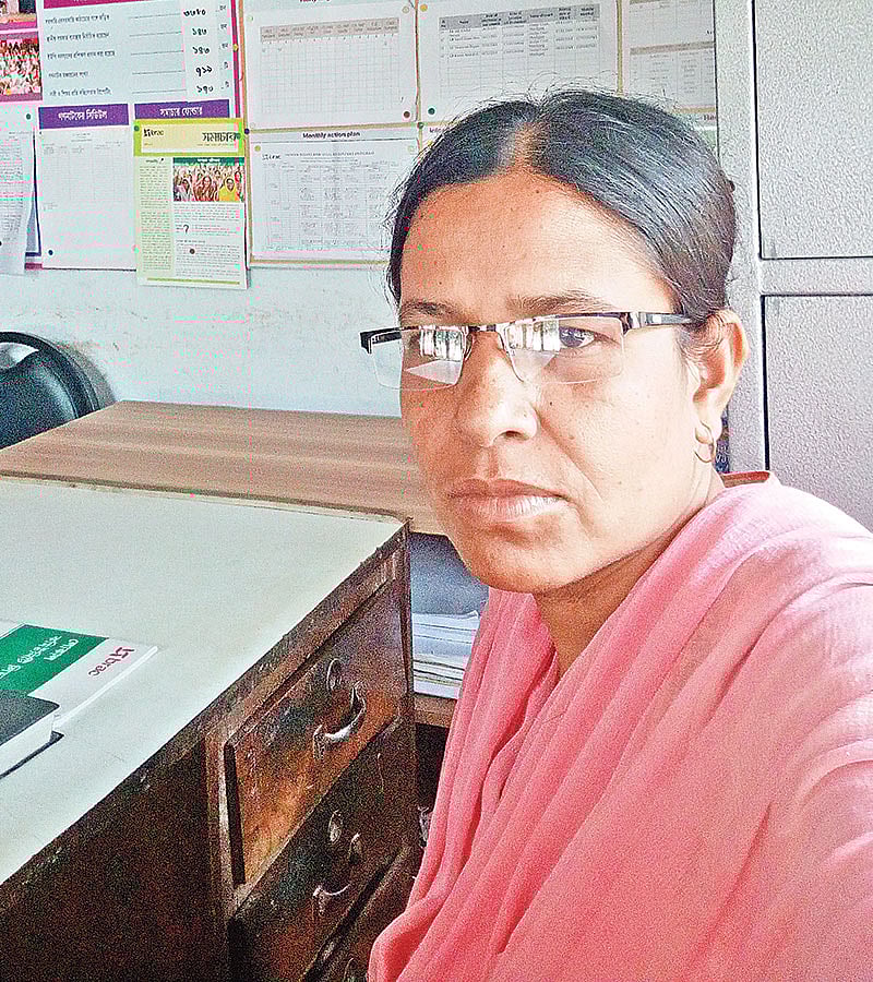 অ্যাসিডদগ্ধ রত্না মণ্ডল এখন ব্র্যাকের মানবাধিকার ও আইনি সহায়তা কর্মকর্তা। প্রথম আলোর সহায়তায় ঘুরে দাঁড়িয়েছেন তিনি।  ছবি: সংগৃহীত