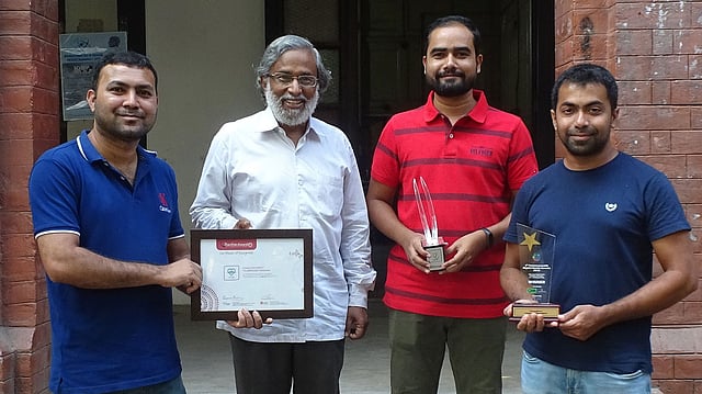 পুরস্কার হাতে অধ্যাপক খোন্দকার সিদ্দিকি-ই রব্বানী ও তাঁর তিন সহযোগী। সবার বাঁয়ে মো. আবু ইউসুফ, বাঁ থেকে তৃতীয় ড. জিয়াদ তরফদার ও ড. আবদুল্লাহ আল আমিন। ছবি: সংগৃহীত