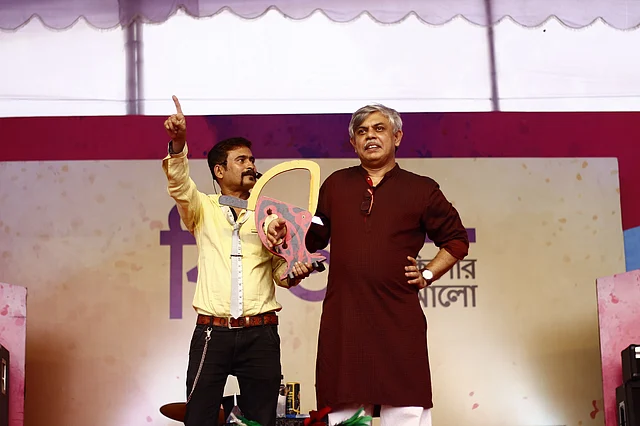 জাদুশিল্পী রাজীব বসাক মনোমুগ্ধ করেন তার জাদু দেখিয়ে