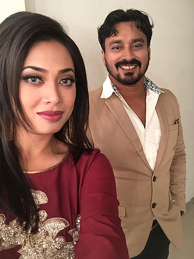 খিজির হায়াত খানের সঙ্গে শানারৈই দেবী শানুর সেলফি
