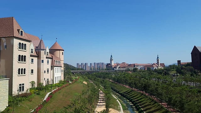 চীনের প্রযুক্তি প্রতিষ্ঠান হুয়াওয়ের ক্যাম্পাস ‘প্যারিস থিমে’ তৈরি।