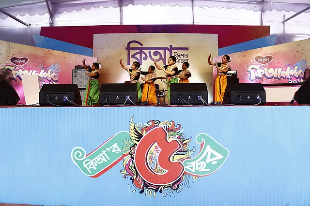 নৃত্য পরিবেশনা করে ধৃতি নর্তনালয়