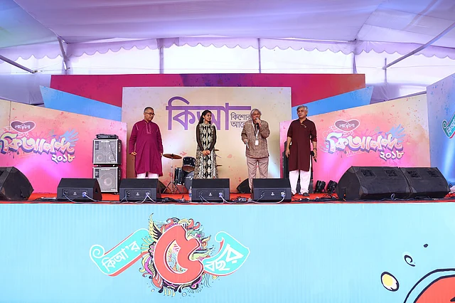 ছড়া পাঠ করেন ছড়াকার আখতার হুসেন