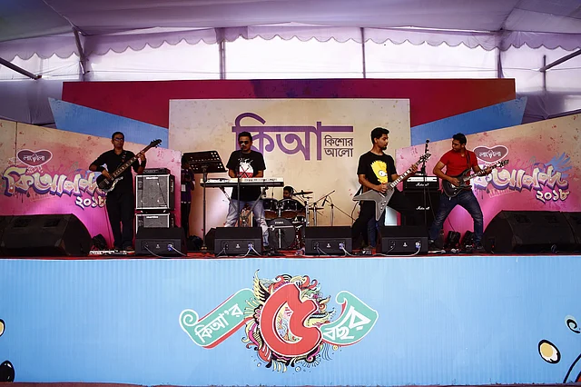 সংগীত পরিবেশন করে ব্যান্ড ’দুর্গ’