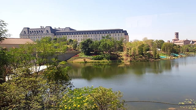 এমন ভবনে বসেই গবেষণা ও উন্নয়নের কাজ করছেন চীনা গবেষকেরা।