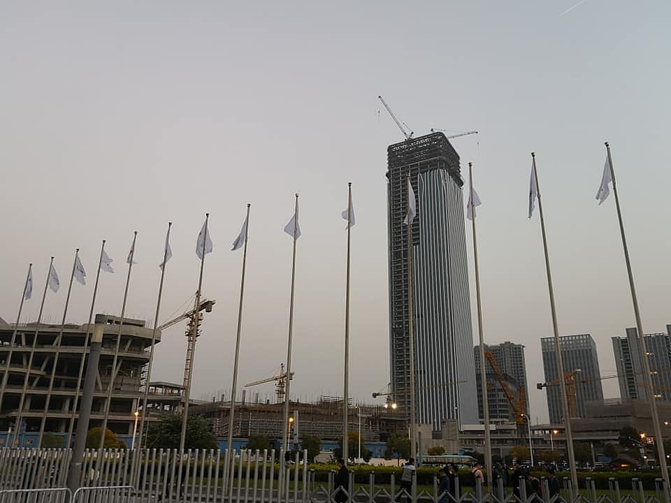 চীনের সাংহাইয়ে উঠছে উঁচু ভবন। এসব ভবন বিভিন্ন উদ্যোক্তার অফিস হিসেবে ব্যবহৃত হয়।