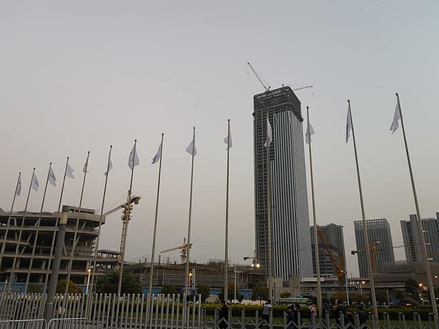 চীনের সাংহাইয়ে উঠছে উঁচু ভবন। এসব ভবন বিভিন্ন উদ্যোক্তার অফিস হিসেবে ব্যবহৃত হয়।