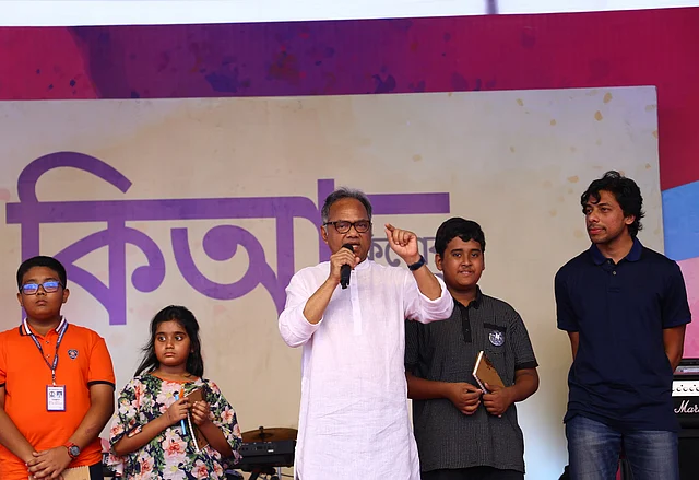 আগত দর্শকদের উদ্দেশ্যে কথা বলেন জনপ্রিয় কথাসাহিত্যিক ইমদাদুল হক মিলন
