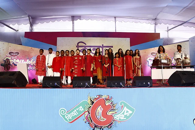 মঞ্চে সংগীত পরিবেশন করে ইউরোপিয়ান স্ট্যান্ডার্ড স্কুলও