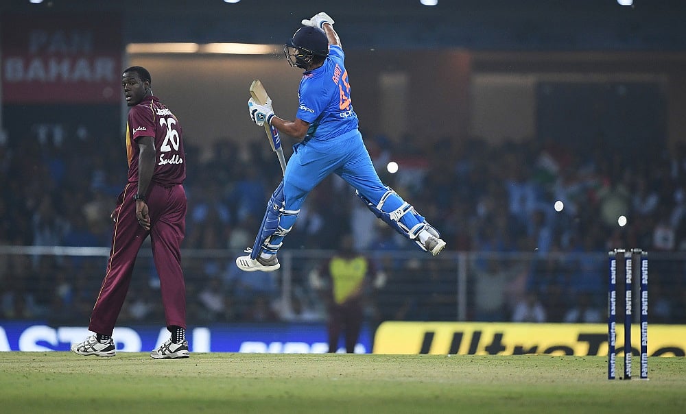 সেঞ্চুরি করে হাওয়ায় ভাসতে চাইলেন শর্মা! ছবি: এএফপি