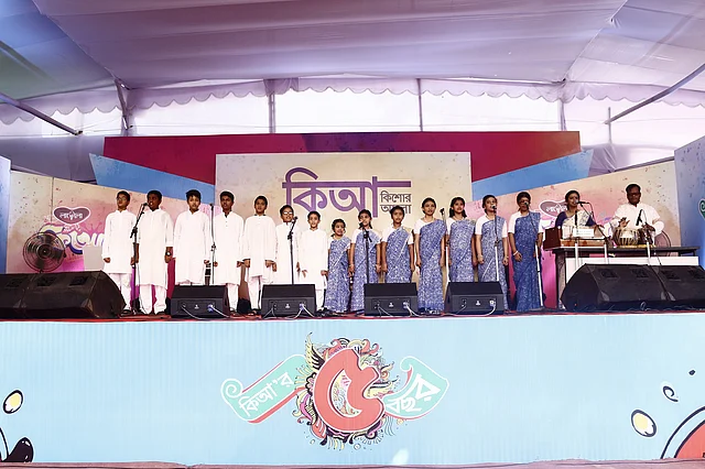 সুরের ধারার সংগীত পরিবেশনার মধ্য দিয়ে শুরু হয় মঞ্চের আয়োজন