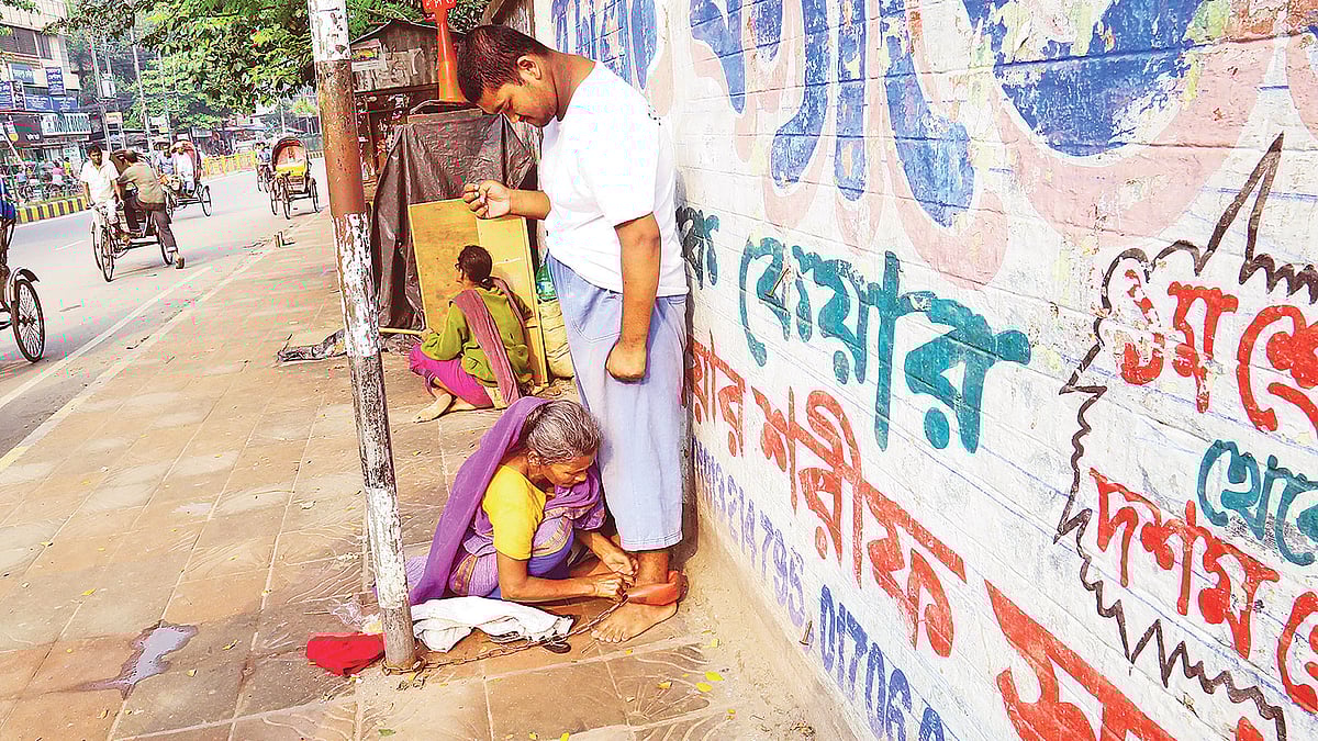 মানসিক ভারসাম্যহীন ছেলে শাকিলের পায়ে শিকল বাঁধছেন মা। এরপর তিনি কাজে যাবেন। গতকাল উত্তর শাহজাহানপুরে।  ছবি: সাবরিনা ইয়াসমীন