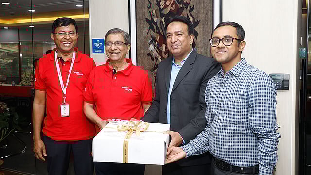 প্রাইম ব্যাংকের পক্ষ থেকে প্রথম অালোকে শুভেচ্ছা জানানো হয়।