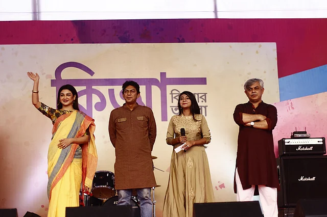 দর্শকদের অভিবাদনের জবাব দিচ্ছেন জয়া আহসান ও চঞ্চল চৌধুরী