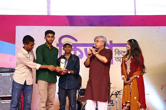 কিআ সম্পাদক আনিসুল হকের কাছ থেকে সেরা বুক ক্লাবের পুরস্কার নিচ্ছে নোয়াখালী কিআ বুক ক্লাবের সদস্যরা