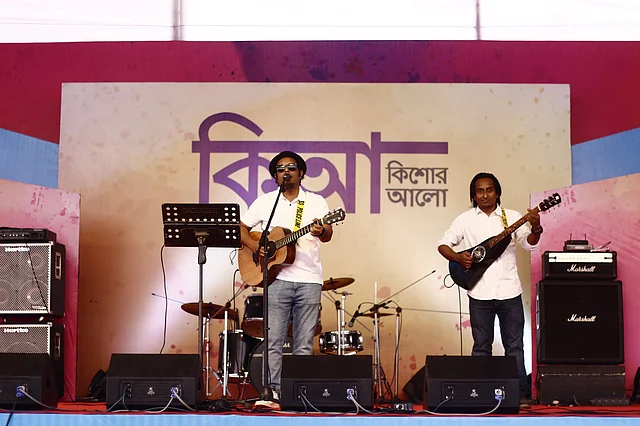 দুপুরের বিরতির পর আয়োজন আবারও শুরু হয় শুভ এবং মুনের সংগীত পরিবেশনার মধ্য দিয়ে