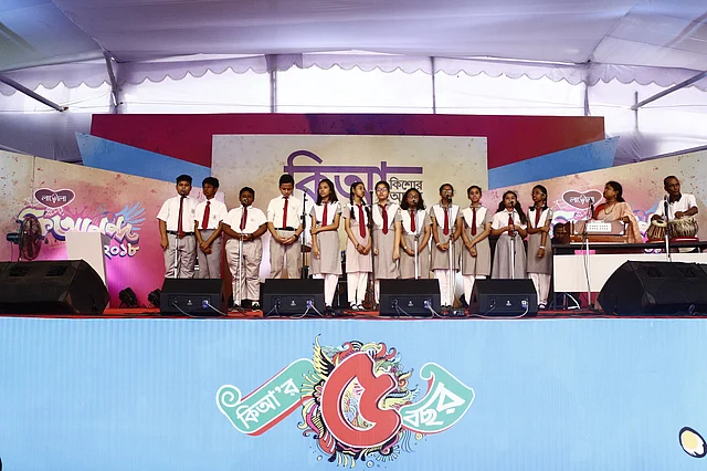 সাউথ ব্রিজ স্কুলের শিক্ষার্থীরা মঞ্চে সংগীত পরিবেশন করেন