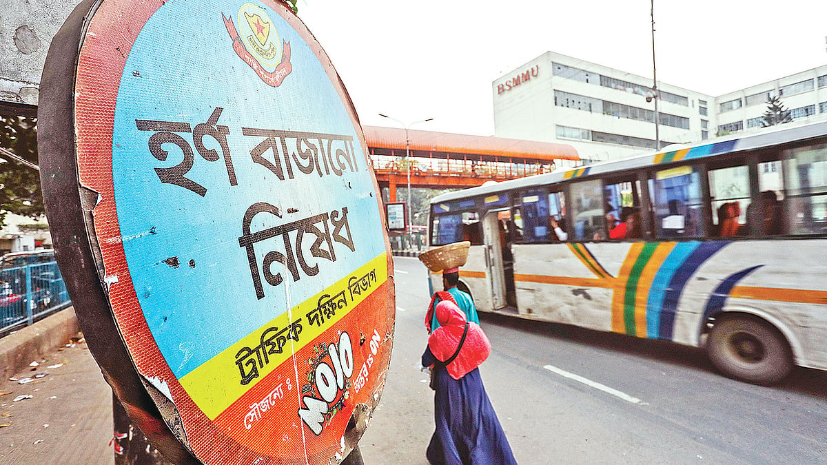 হাসপাতালসহ শিক্ষাপ্রতিষ্ঠানের সামনে হর্ন না বাজানোর নির্দেশনা থাকলেও মানছেন না অনেক পরিবহনচালক। গতকাল শাহবাগে বারডেম হাসপাতালের সামনে।  প্রথম আলো