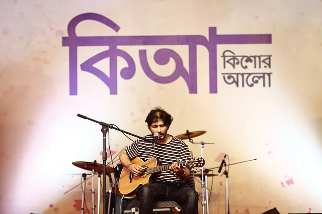 মঞ্চে গিটার হাতে অর্ণব। অবশেষে ধরা দিলো কাঙ্ক্ষিত মুহূর্তটি