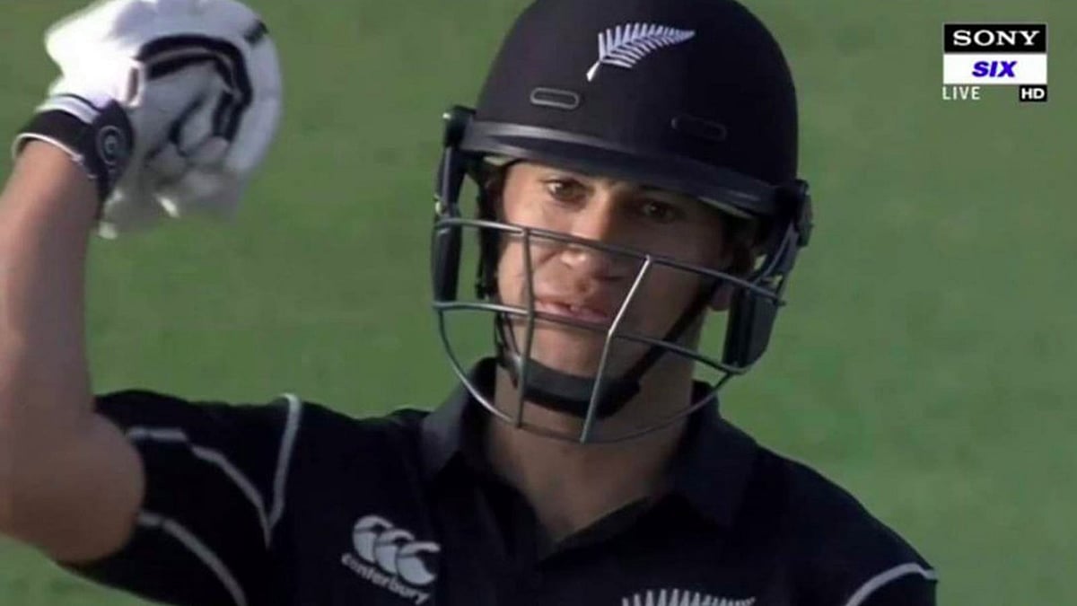 হাফিজের অ্যাকশন নিয়ে প্রশ্ন তুলে হাত নাড়ছেন টেলর। ছবি: টুইটার