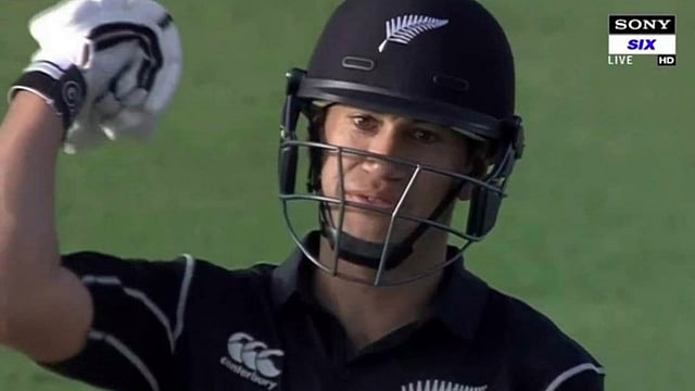 হাফিজের অ্যাকশন নিয়ে প্রশ্ন তুলে হাত নাড়ছেন টেলর। ছবি: টুইটার