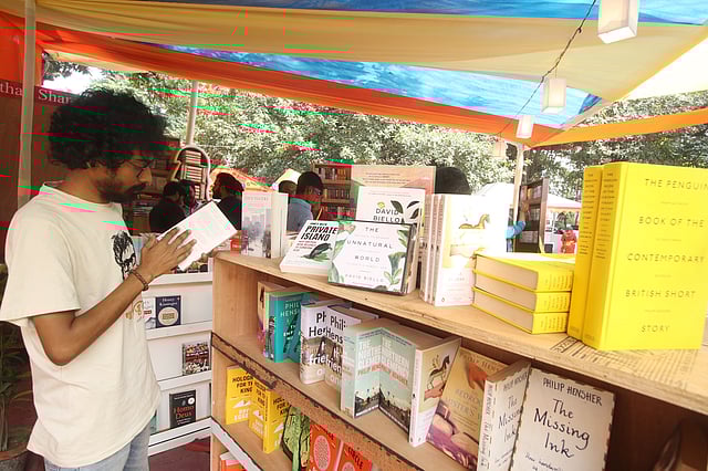 পছন্দের ইংরেজি উপন্যাস খুঁজছেন এক তরুণ। ছবি: আবদুস সালাম