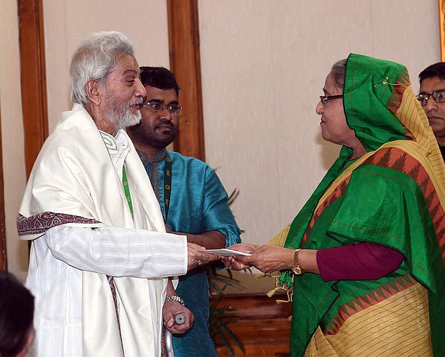 প্রবীর মিত্রকে ২৫ লাখ টাকা অনুদান দিয়েছেন প্রধানমন্ত্রী শেখ হাসিনা