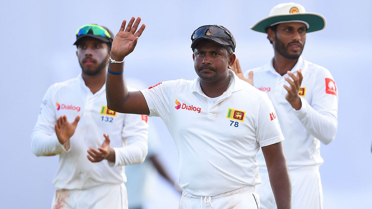 আর আন্তর্জাতিক ক্রিকেটে বল করা হবে না হেরাথের। ছবি: এএফপি