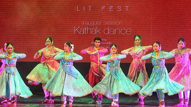 ঢাকা আন্তর্জাতিক সাহিত্য উৎসবে নৃত্য পরিবেশন করেন মুনমুন আহমেদ