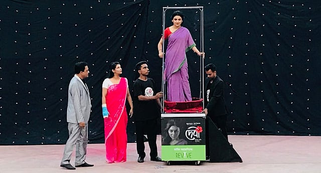 ‘দেবী’ ছবির প্রচার চালাতে গিয়ে জাদু দেখিয়েছেন শবনম ফারিয়া ও জয়া আহসান