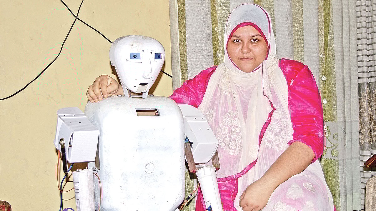 প্ল্যানেটার লিমিটেডে তৈরি রোবট ‘ইরা’র সঙ্গে প্রতিষ্ঠানটির প্রধান নির্বাহী রিনি ঈশান।  সংগৃহীত