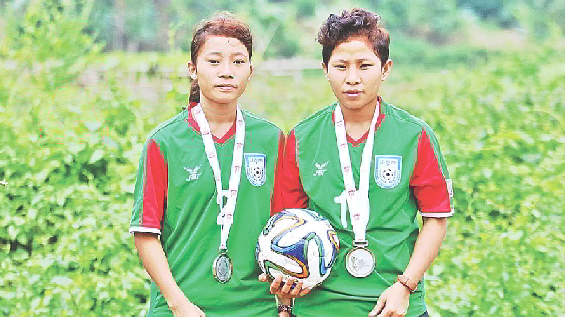 আনুচিং ও আনাই—খাগড়াছড়ির এই দুই কিশোরী ফুটবলারের কীর্তি এখন সারা দেশের মানুষের মুখে মুখে। এএফসি অনূর্ধ্ব–১৬বাছাইপর্বে দুর্দান্ত গোলে তাক লাগিয়ে দিয়েছিল দুই বোন। নীরব চৌধুরী