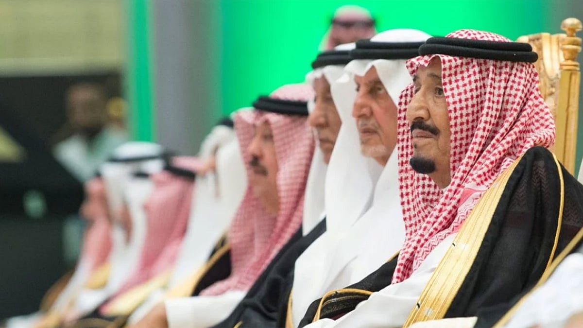 দায়িত্ব নেওয়ার পর প্রথমবারের মতো দেশ সফর শুরু করেছেন সৌদি আরবের বাদশাহ সালমান। যুবরাজ সালমানের প্রতি তাঁর সমর্থন প্রদর্শনের অংশ হিসেবে এই সফর করছেন তিনি। ছবি: এএফপি