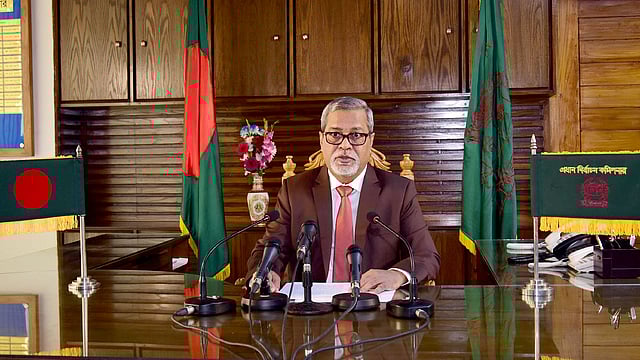 বেতার ও টেলিভিশনে জাতির উদ্দেশে ভাষন দেন সিইসি কে এম নুরুল হুদা। ছবি: পিআইডি