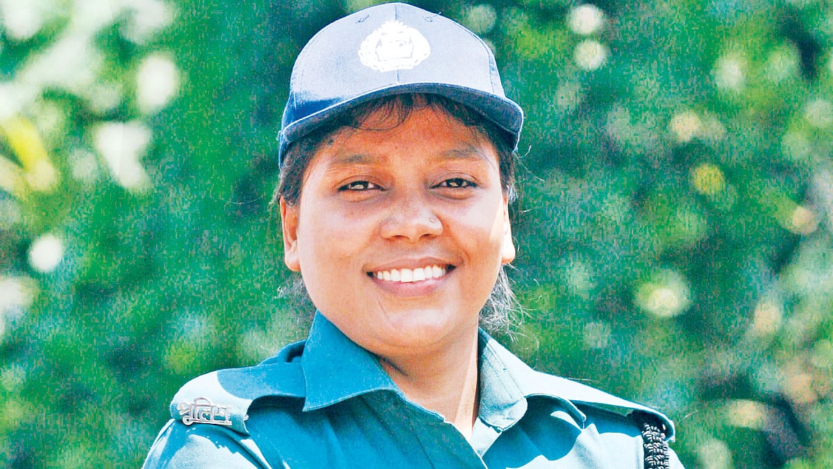 লতা পারভীন পুলিশ বাহিনীর প্রথম নারী  সদস্য হিসেবে ব্ল্যাক বেল্ট পান। কারাতে প্রতিযোগিতায় অান্তর্জাতিক অঙ্গনে দেশের একমাত্র নারী বিচারক।  প্রথম আলো